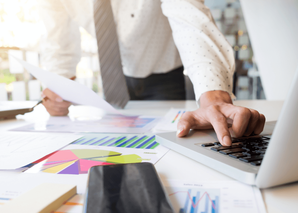 Geschäftsmann, der Finanzberichte analysiert Geschäftsmann, der Finanzberichte analysiert