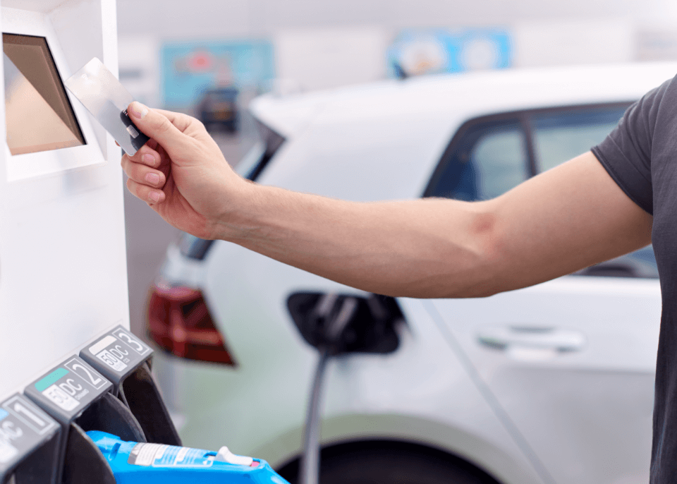 Person, die für die Fahrzeugaufladung bezahlt Person, die für die Fahrzeugaufladung bezahlt