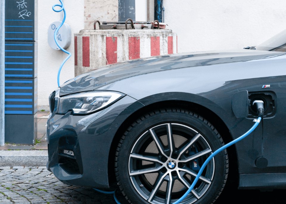 Auto an öffentlicher Ladestation Auto an öffentlicher Ladestation
