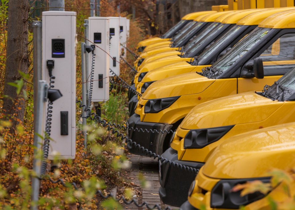 Opérateur de flotte - La plateforme logicielle de recharge de VE AMPECO pour les opérateurs de flotte est agnostique vis-à-vis du matériel. Conformément au protocole OCPP (Open Charge Point Protocol), le système se connecte en toute simplicité à toutes les stations de recharge respectant le protocole OCPP. Cela vous permet de suivre et de contrôler tous les paramètres critiques relatifs à votre activité d'opérateur de flotte, y compris l'utilisation, les performances des stations de recharge, etc.
