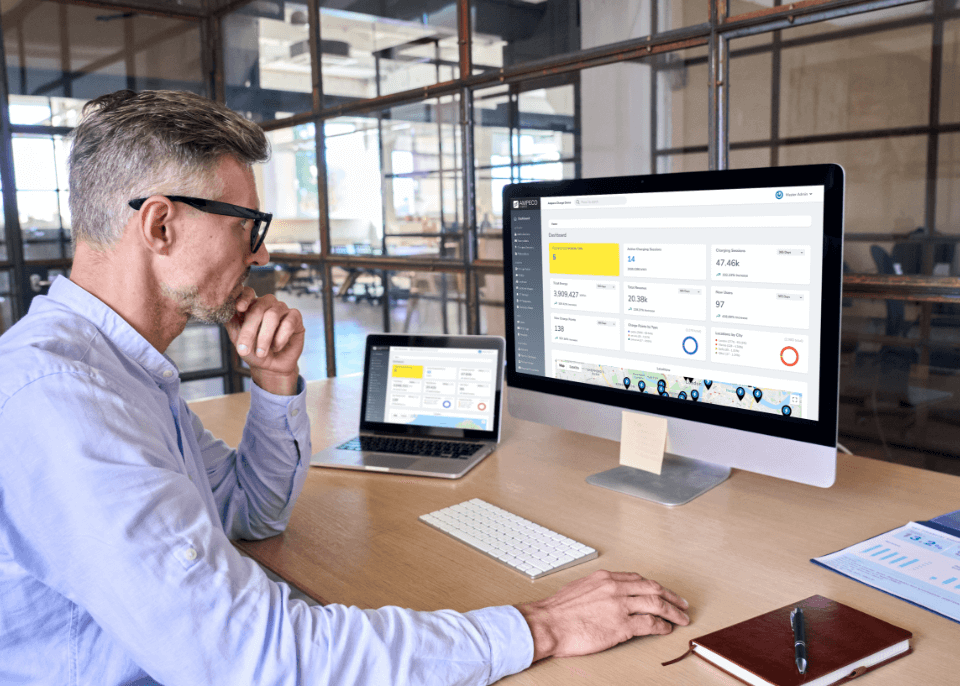 Person im Büro, die intelligente Tarife mit der AMPECO Software festlegt Person im Büro, die intelligente Tarife mit der AMPECO Software festlegt