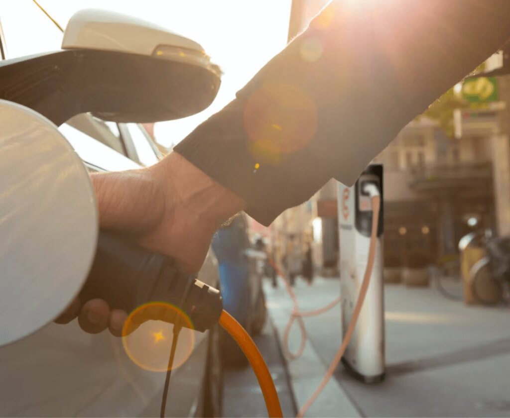 Étude de cas Chargespot & AMPECO - Chargespot est une marque spécialisée qui propose des solutions intégrées pour l’e-mobilité. Lancée par WATT+VOLT en 2019, elle fait partie, depuis 2023, du conglomérat international de l’énergie et des métaux MYTILINEOS, l’un des principaux fournisseurs d’énergie et de gaz en Grèce.